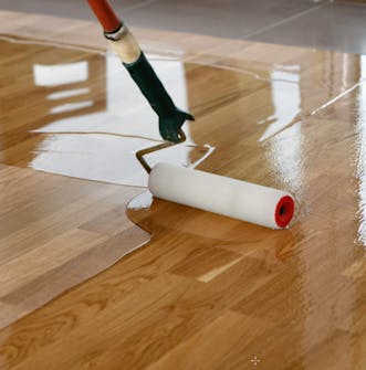 Lakkaaminen: Lakkaa lattia lopuksi vähintään kahteen kertaan. Lakkaaminen: Lakkaa lattia lopuksi vähintään kahteen kertaan.